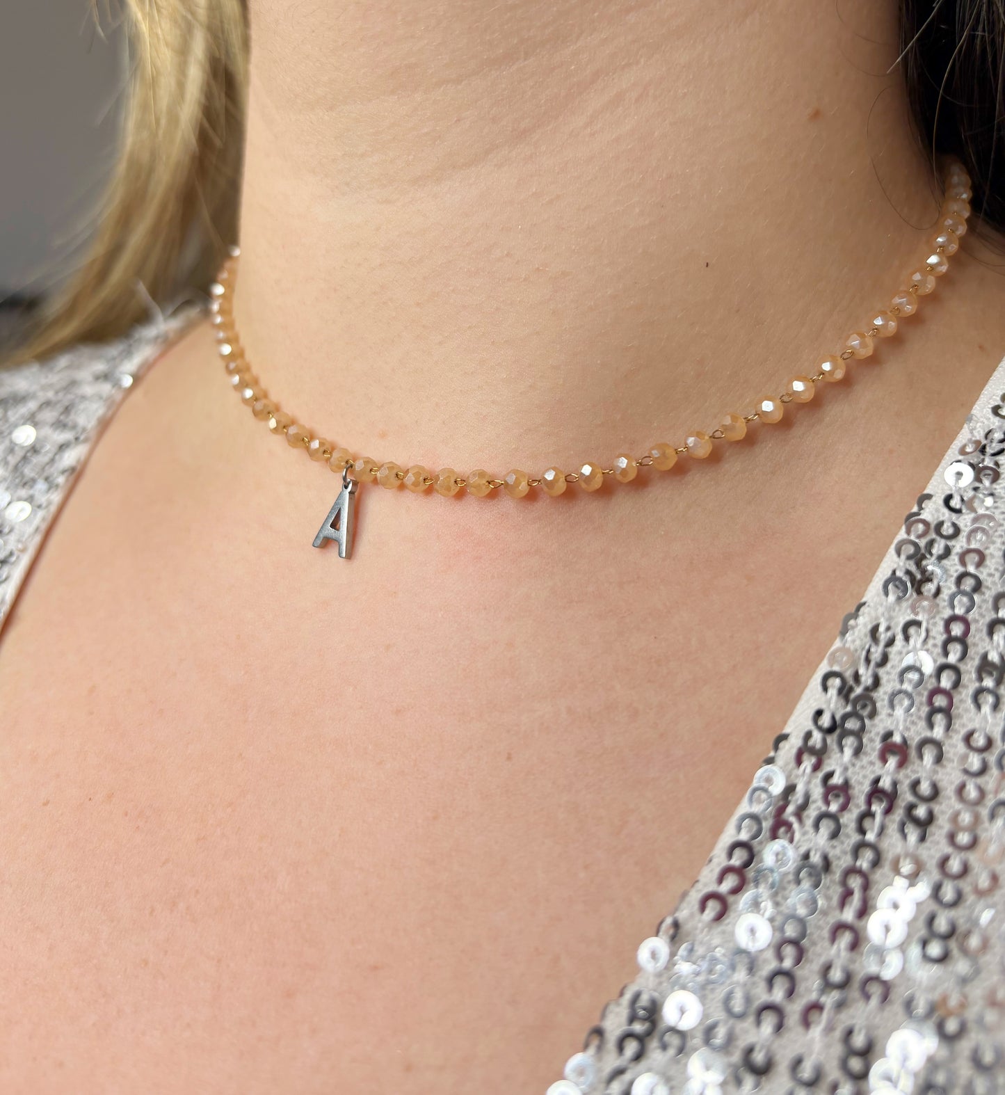 Collier déterminé beige
